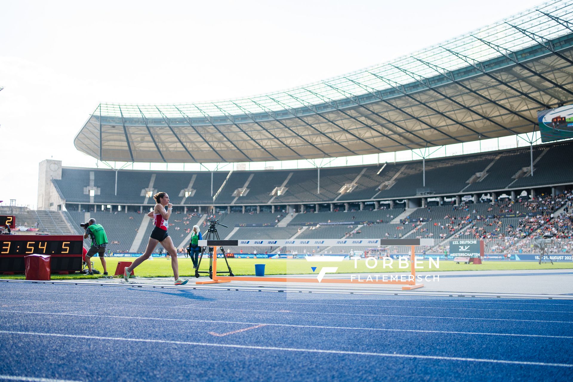 Selma Benfares (LC Rehlingen) ueber 5000m waehrend der deutschen Leichtathletik-Meisterschaften im Olympiastadion am 26.06.2022 in Berlin